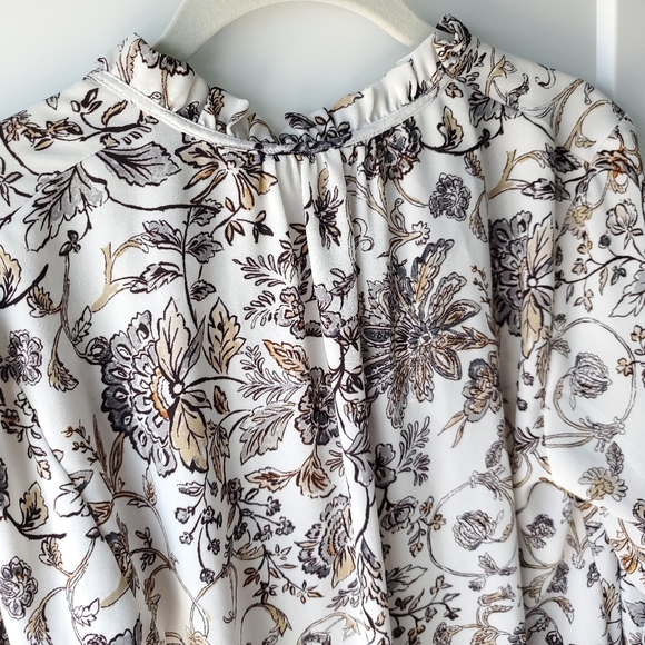 Rose + Olive Women's Blouse Long Sleeve Floral Cream Lightweight Size Medium - Picture 8 of 14